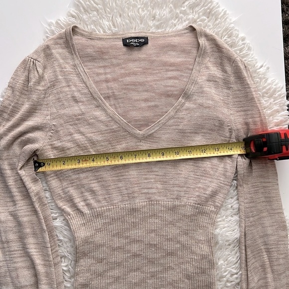 ๐ฅWhat's Hot!!๐ฅ Beautiful Bebe Gold Crop V-Neck Sweater! Sz M Soo Cute!๐๐๏ธ - Picture 12 of 14